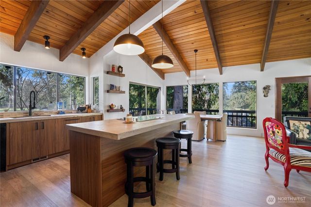 201 E Country Club Drive, Allyn, WA 98524