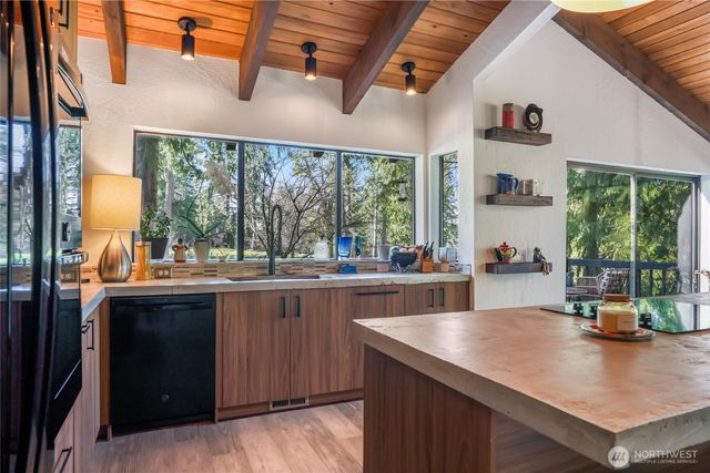 201 E Country Club Drive, Allyn, WA 98524