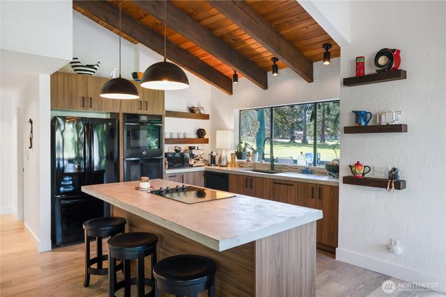 201 E Country Club Drive, Allyn, WA 98524