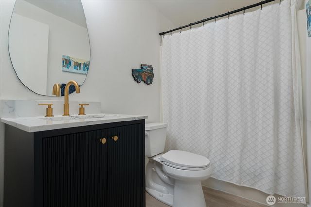 201 E Country Club Drive, Allyn, WA 98524