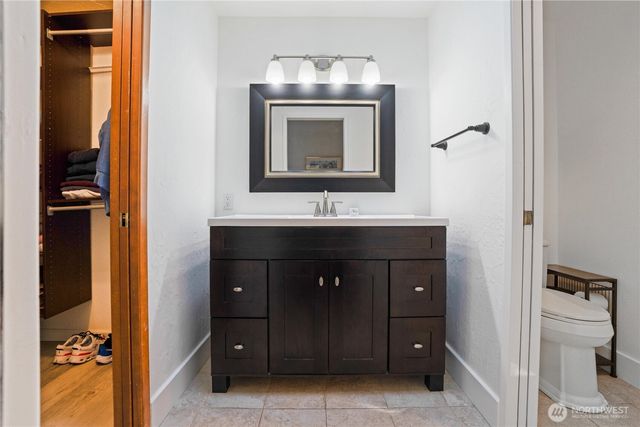 201 E Country Club Drive, Allyn, WA 98524