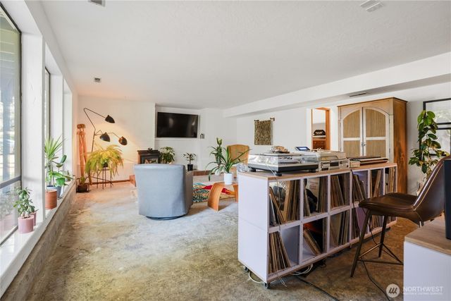 201 E Country Club Drive, Allyn, WA 98524