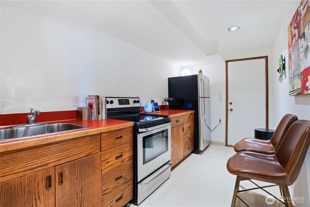 201 E Country Club Drive, Allyn, WA 98524