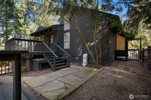 201 E Country Club Drive, Allyn, WA 98524