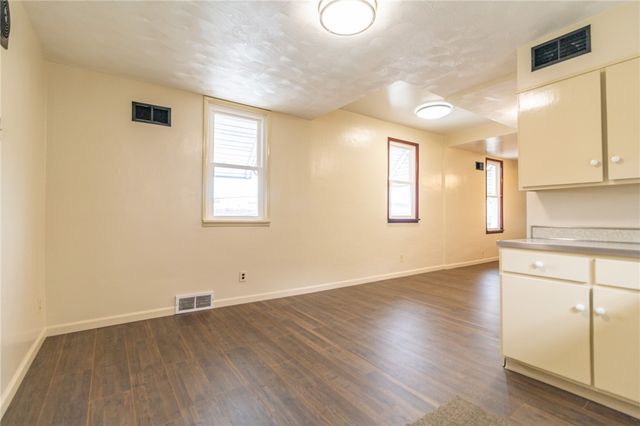 700 6th St, Glassport, PA 15045