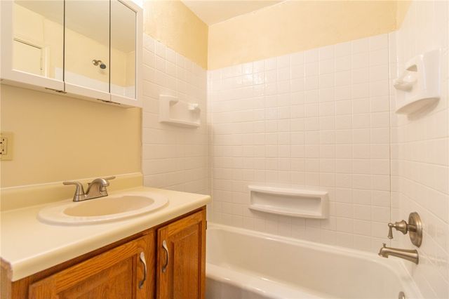 700 6th St, Glassport, PA 15045