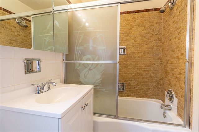 700 6th St, Glassport, PA 15045