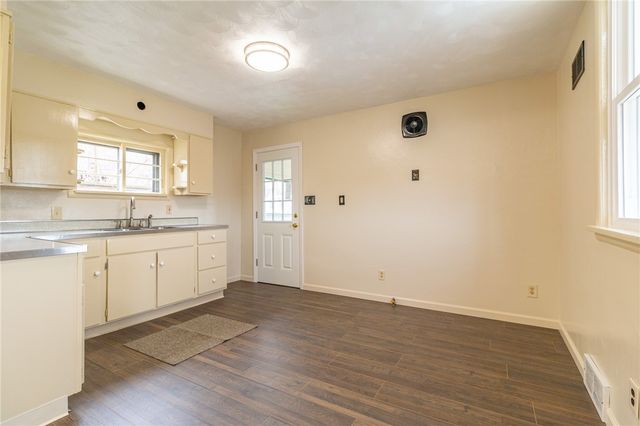 700 6th St, Glassport, PA 15045