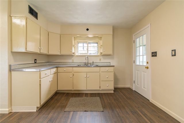 700 6th St, Glassport, PA 15045