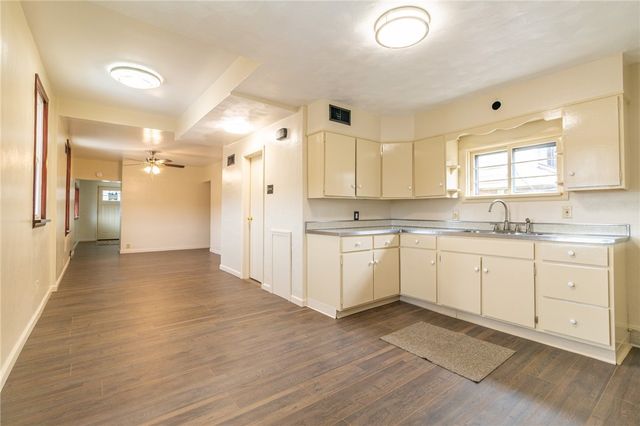 700 6th St, Glassport, PA 15045