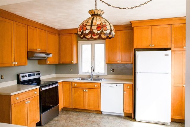 7 Marina Dr, Mattapoisett, MA 02739