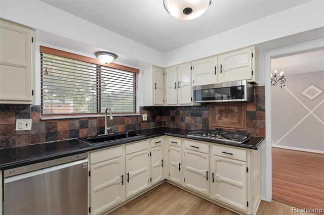 450 Timberline Drive, Rochester Hills, MI 48309