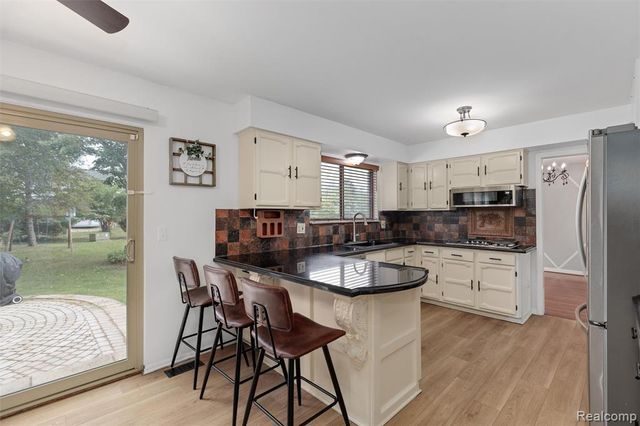 450 Timberline Drive, Rochester Hills, MI 48309