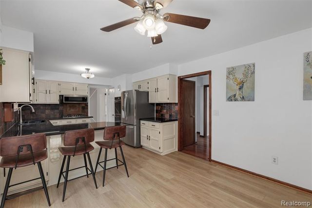 450 Timberline Drive, Rochester Hills, MI 48309