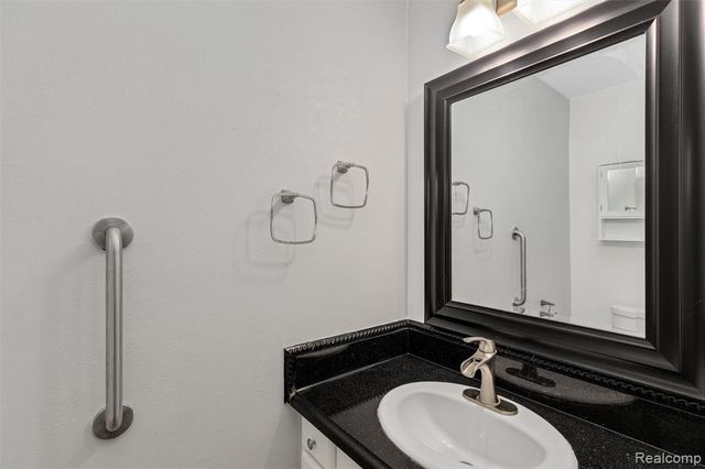 450 Timberline Drive, Rochester Hills, MI 48309
