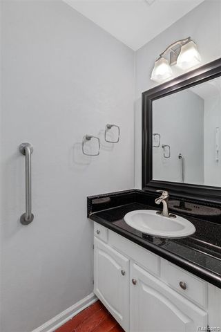 450 Timberline Drive, Rochester Hills, MI 48309
