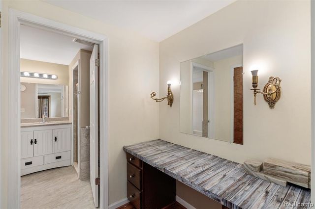 450 Timberline Drive, Rochester Hills, MI 48309