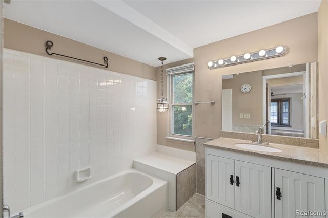 450 Timberline Drive, Rochester Hills, MI 48309