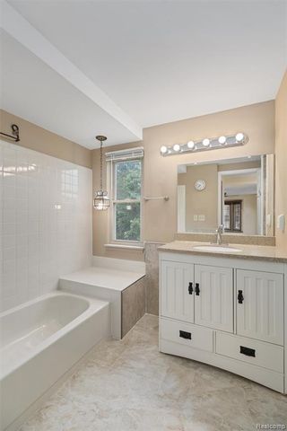 450 Timberline Drive, Rochester Hills, MI 48309