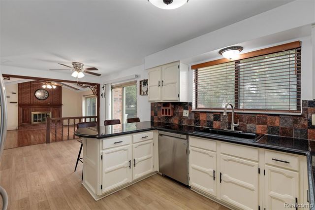 450 Timberline Drive, Rochester Hills, MI 48309