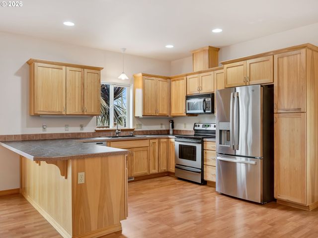 1805 BROADWAY St, Seaside, OR 97138