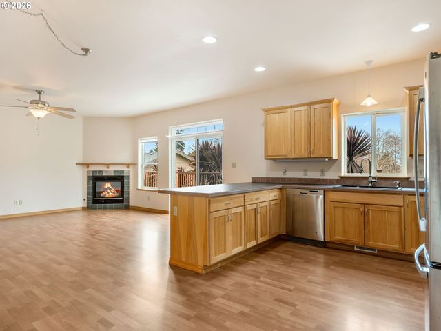 1805 BROADWAY St, Seaside, OR 97138