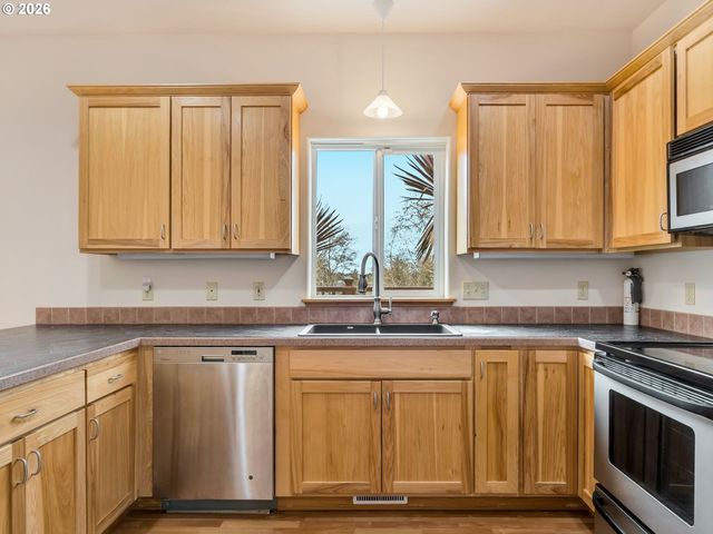 1805 BROADWAY St, Seaside, OR 97138