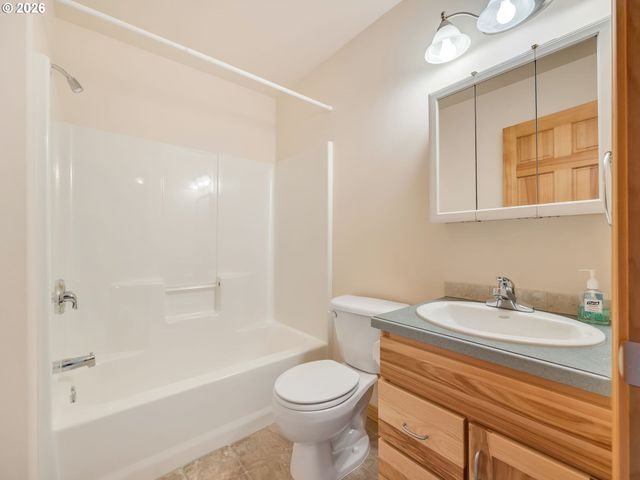 1805 BROADWAY St, Seaside, OR 97138