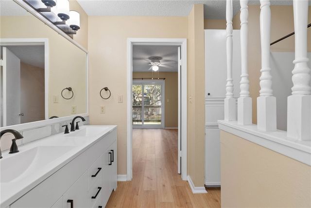 302 Saint Andrews St J-101, Rockport, TX 78382