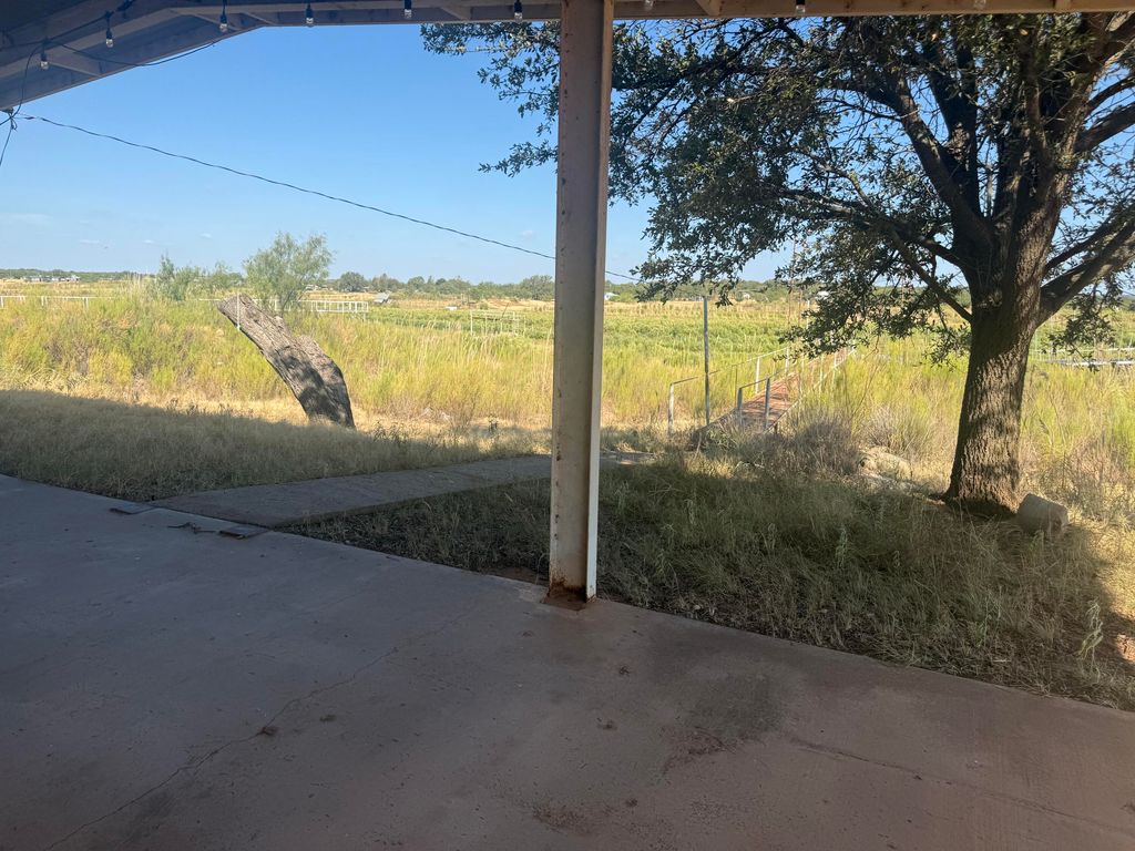 Image 10 of property listing at 126 Thompson Road, Blackwell, TX 79506
