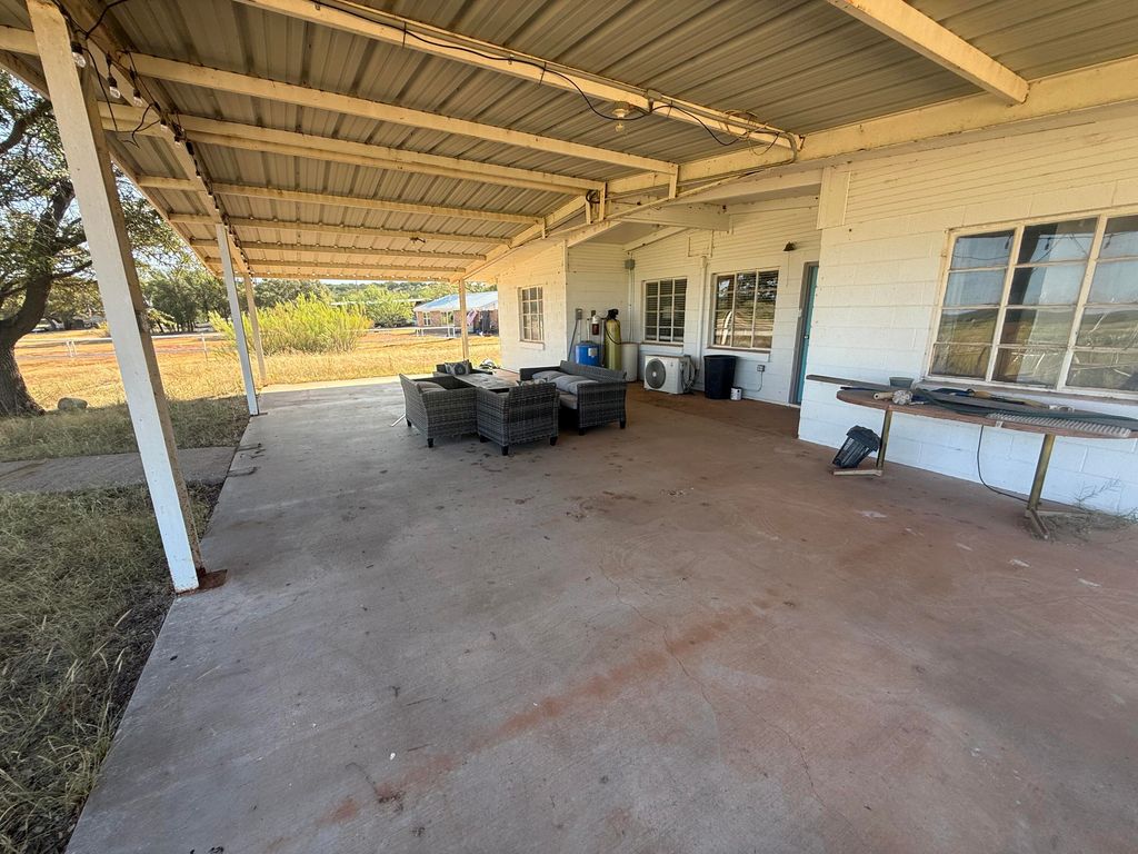 Image 11 of property listing at 126 Thompson Road, Blackwell, TX 79506