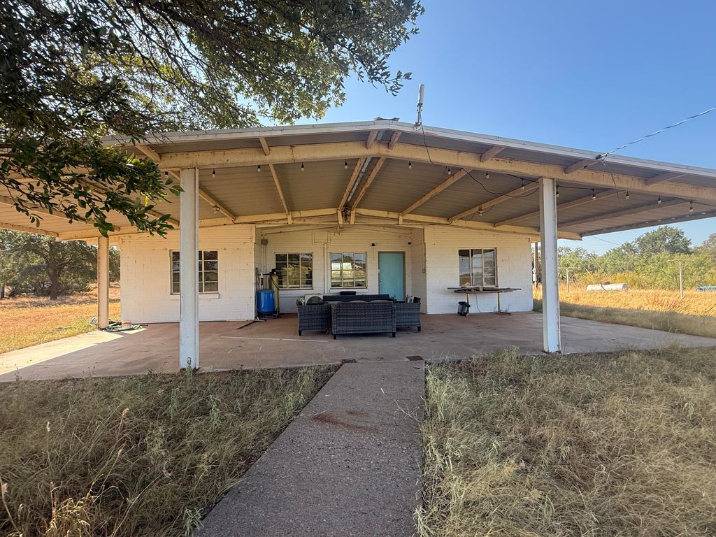 Image 12 of property listing at 126 Thompson Road, Blackwell, TX 79506