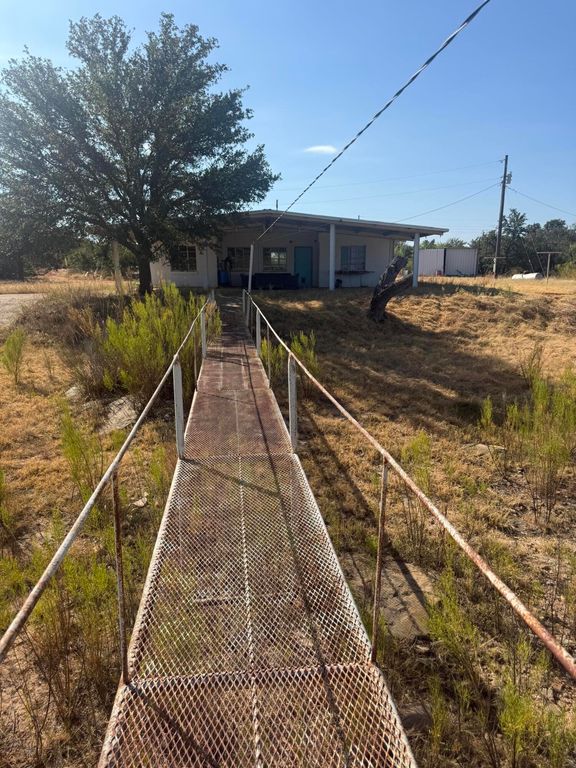 Image 13 of property listing at 126 Thompson Road, Blackwell, TX 79506