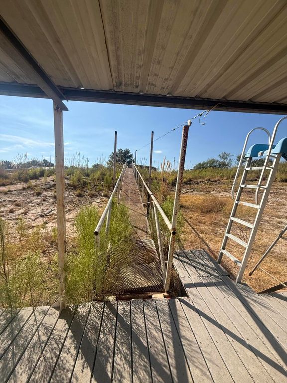 Image 18 of property listing at 126 Thompson Road, Blackwell, TX 79506
