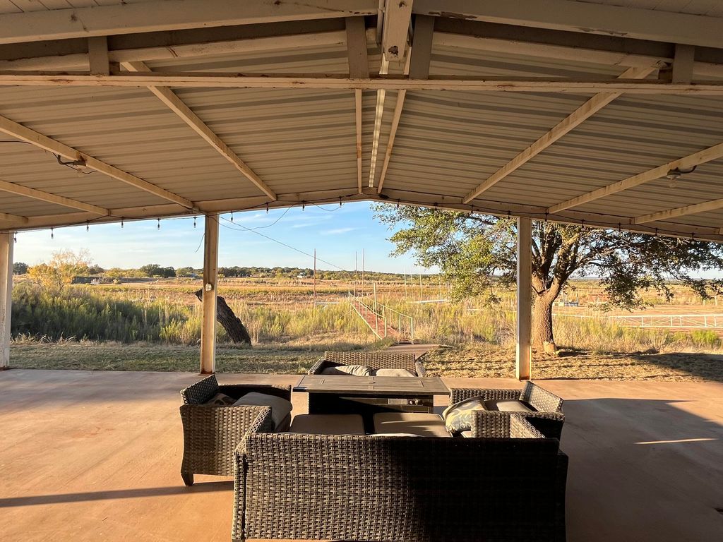 Image 3 of property listing at 126 Thompson Road, Blackwell, TX 79506
