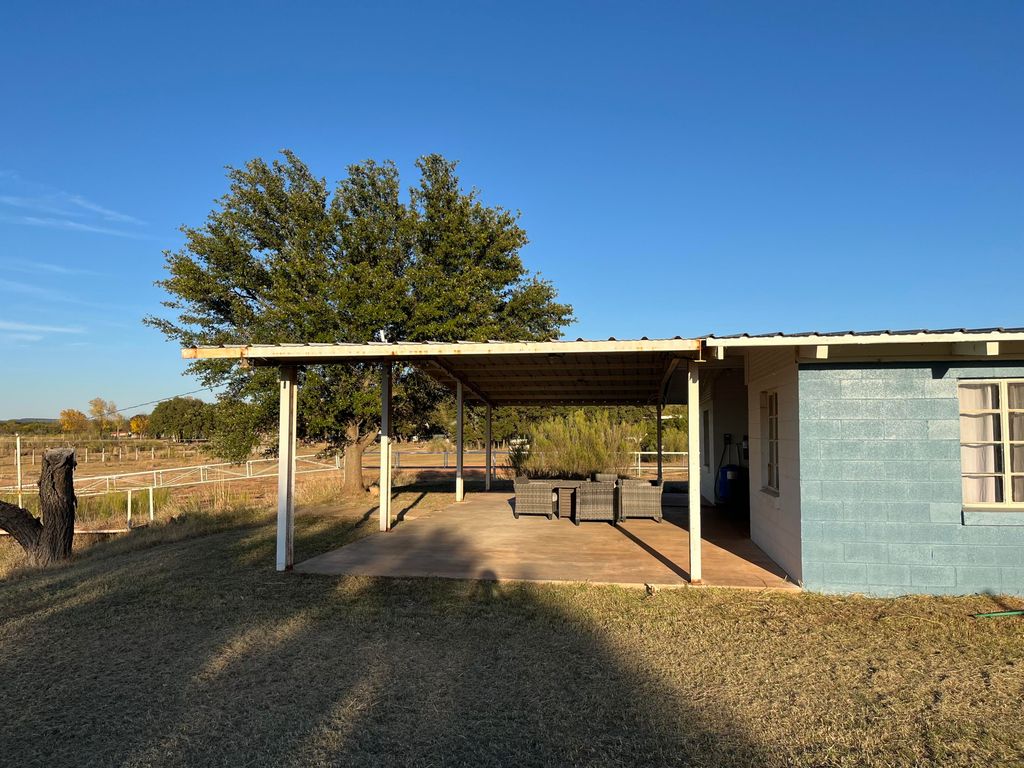 Image 4 of property listing at 126 Thompson Road, Blackwell, TX 79506
