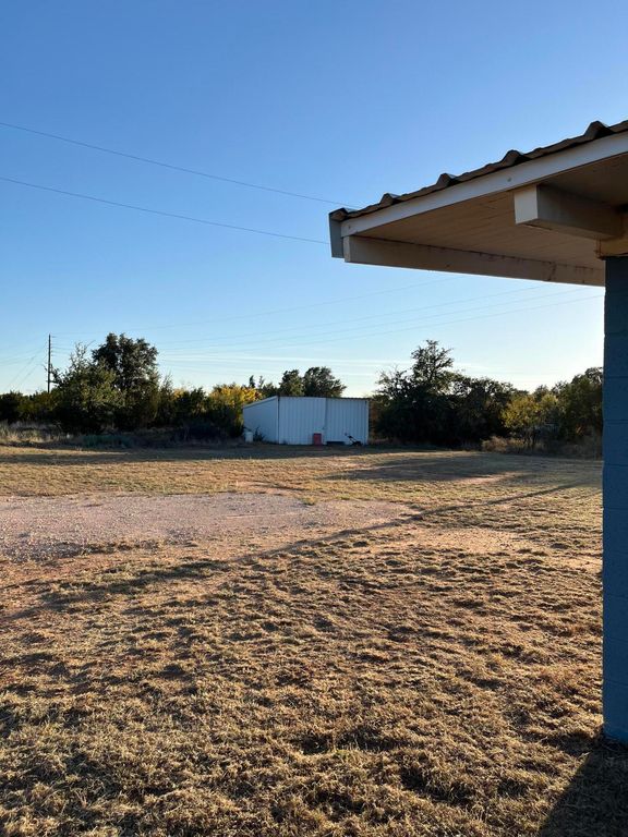 Image 5 of property listing at 126 Thompson Road, Blackwell, TX 79506