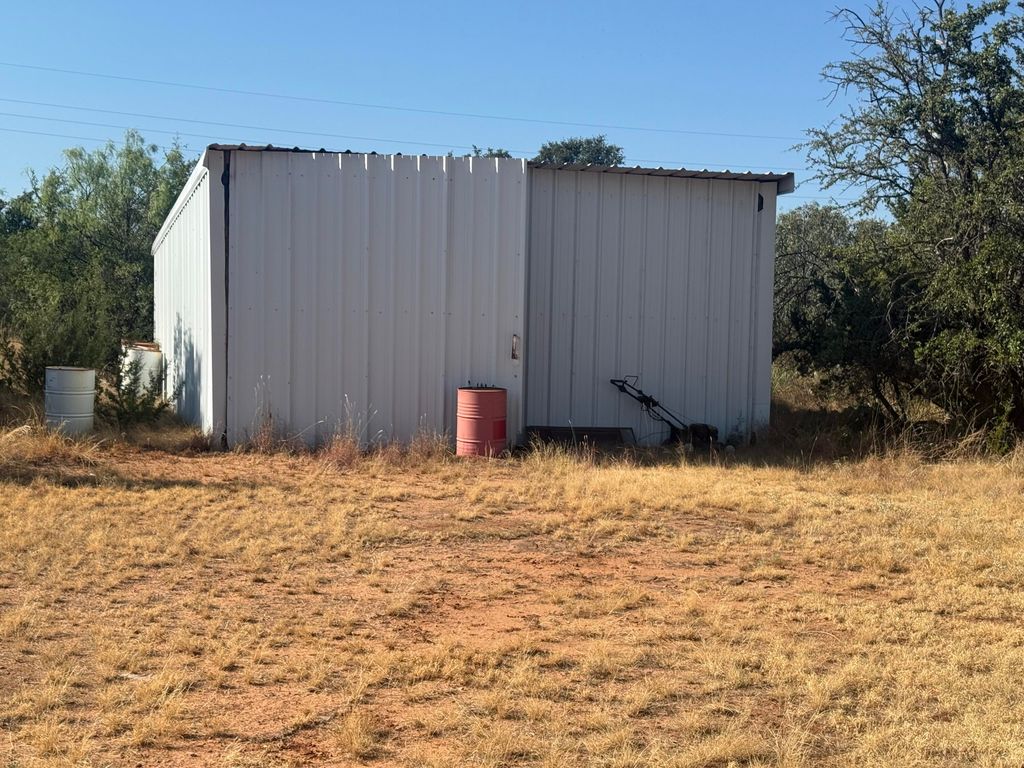 Image 6 of property listing at 126 Thompson Road, Blackwell, TX 79506