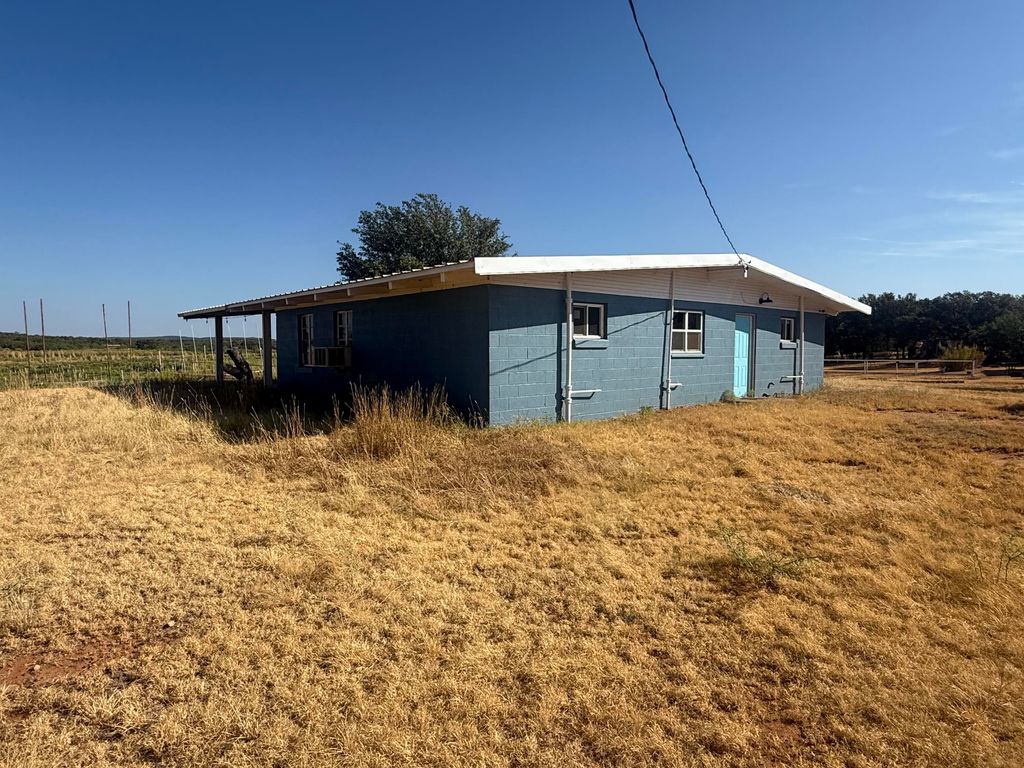 Image 8 of property listing at 126 Thompson Road, Blackwell, TX 79506
