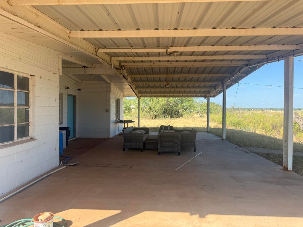 Image 9 of property listing at 126 Thompson Road, Blackwell, TX 79506