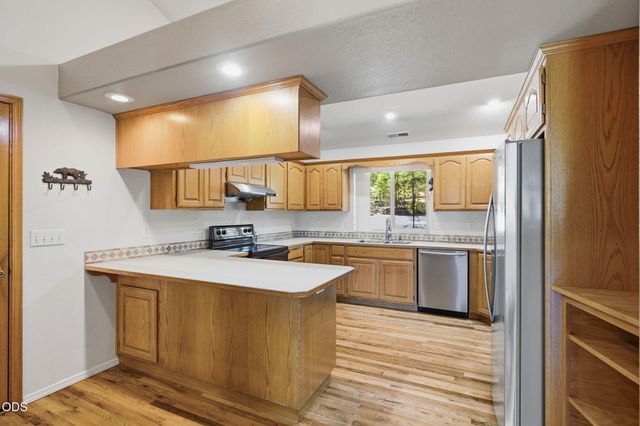 410 Lancelot Lane, Merlin, OR 97532