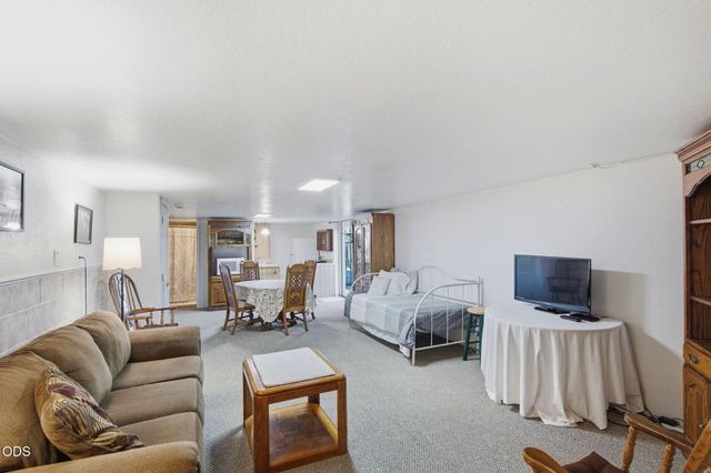410 Lancelot Lane, Merlin, OR 97532