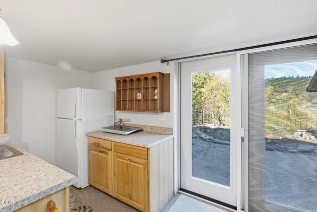 410 Lancelot Lane, Merlin, OR 97532