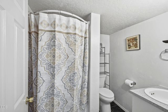 410 Lancelot Lane, Merlin, OR 97532