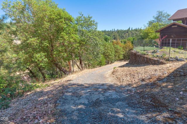 410 Lancelot Lane, Merlin, OR 97532