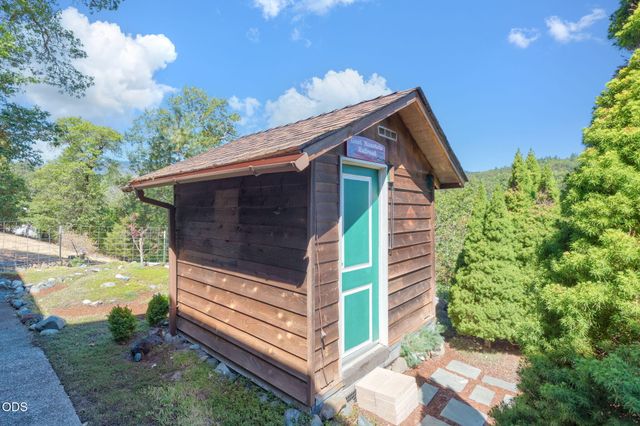410 Lancelot Lane, Merlin, OR 97532