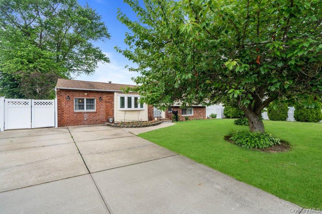 282 W 22nd Street, Deer Park, NY 11729