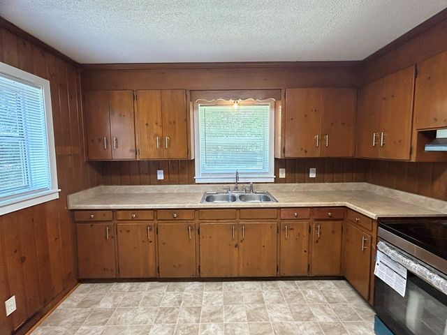 106 Tv Rd, Dothan, AL 36301