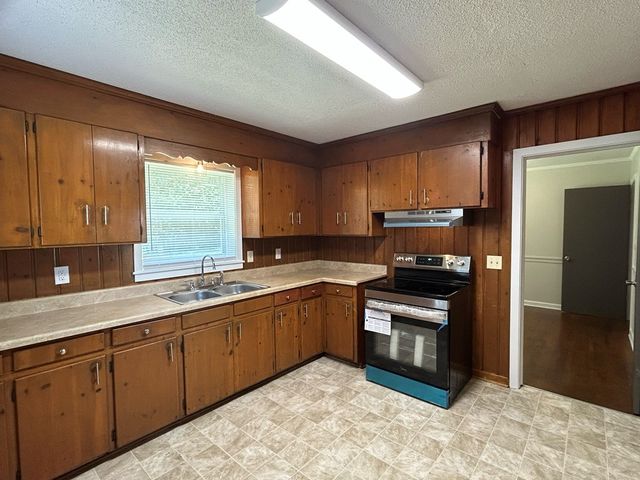 106 Tv Rd, Dothan, AL 36301