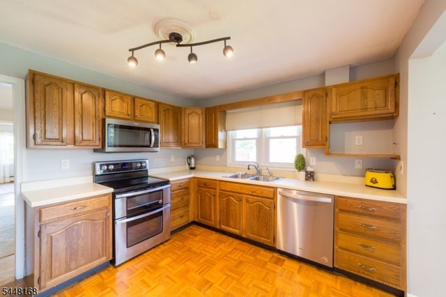1 Tonneson Dr, Roxbury Twp., NJ 07876